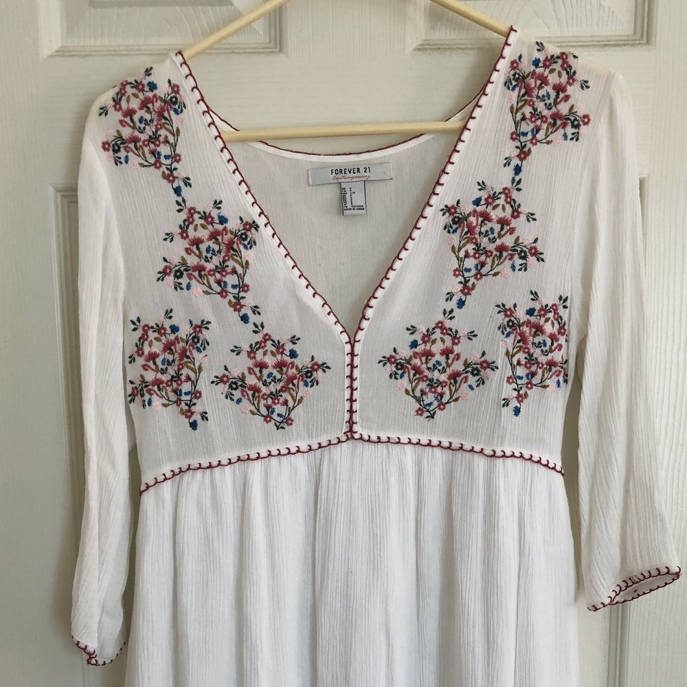 Woman v-neck dress with an embroider flower stich